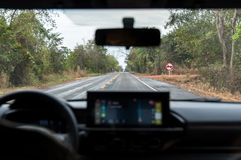 Vista de dentro do carro pela estrada da Transpantaneira, cercada de mata, a caminho do Pantanal