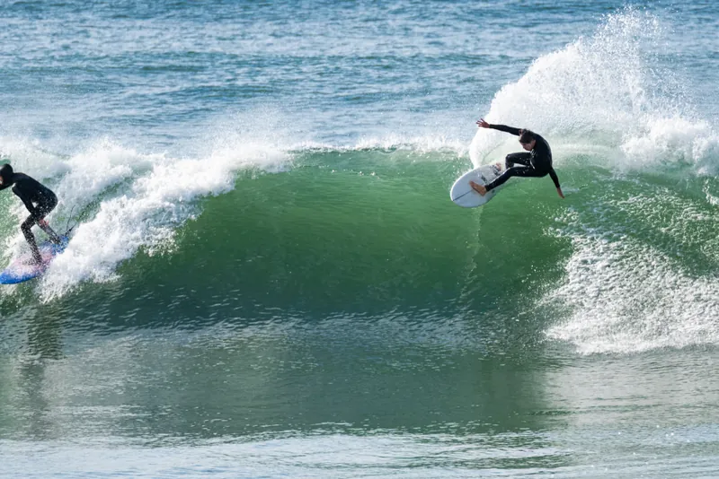 Surfista faz uma rasgada dentro do tubo de uma onda verde na Rosa do Sul, litoral de Torres (RS)